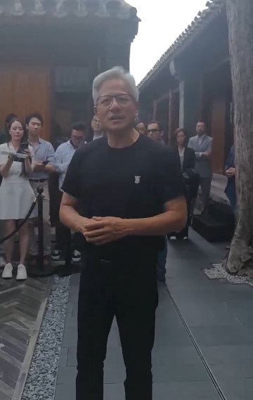 谋略天下 从皮衣到Burberry黑色T恤：黄仁勋中国行再现“经典皮肤”|贵圈